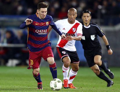 Messi es presionado por Carlos Sanchez 