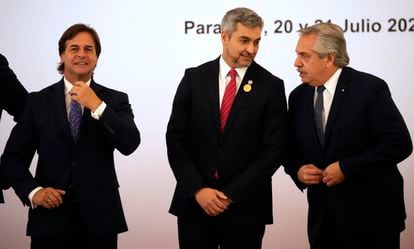 El presidente uruguayo Luis Lacalle Pou (izq) junto al paraguayo Mario Abdo Benítez y el argentino Alberto Fernández.