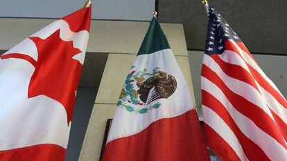Banderas de Canadá, México y EE UU en Ottawa, Canada