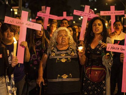Mujeres se manifiestan el 25 de Noviembre en Ciudad de México contra la violencia de género y los feminicidios.