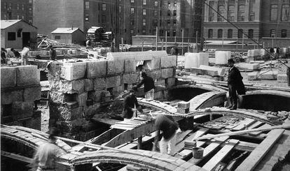 El arquitecto Rafael Guastavino en la construcción de la Biblioteca Pública de Boston en 1889.