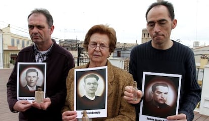 Familiares de los tres fusilados identificados con sus fotos y la botella que contenía un papel con su nombre.