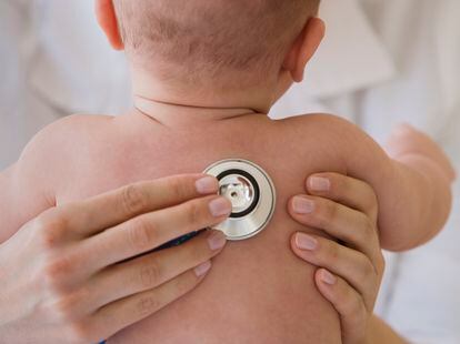 The pediatrician listens to the child.