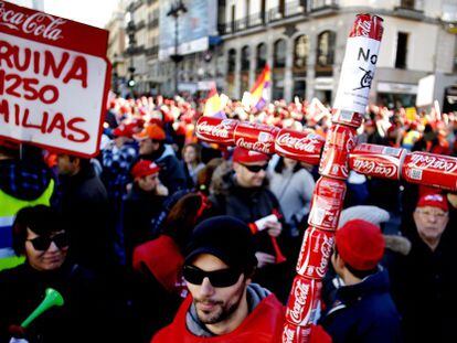 Trabajadores de Coca-Cola, en la Puerta del Sol contra el cierre de la planta de Fuenlabrada.