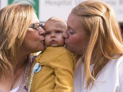 Francisca Fuentes, su nieto Juan José y la madre de este, en la puerta del Hospital Reina Sofía de Córdoba donde el niño recibió un trasplante de hígado de su abuela el 24 de junio pasado.