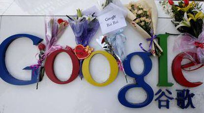 Flores colocadas por los usuarios chinos de Google en su sede en Pekín.