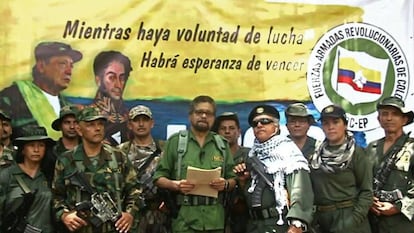 Iván Márquez, exmiembro de las FARC, lee un manifiesto acompañado de Jesús Santrich, en 2019.