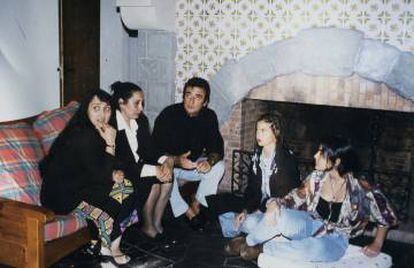 Peret envoltat de la seva dona, filla i netes, a casa seva a Mataró.
