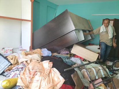 Mahmud Al Gul inspecciona el estado de su casa en el campamento de refugiados de Yenín, en la que irrumpieron militares israelíes, este miércoles.