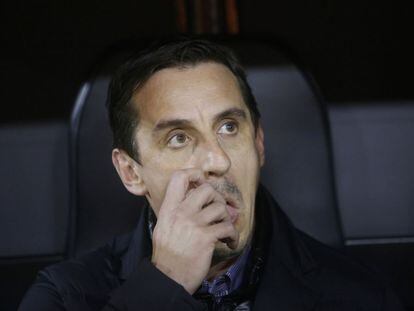 Gary Neville, en el banquillo del Camp Nou