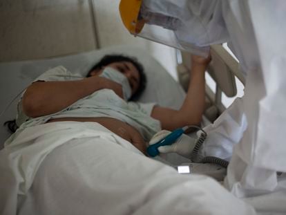 Una paciente en el Hospital Materno Perinatal “Mónica Pretelini Sáenz” del Instituto de Salud del Estado de México (ISEM)  en mayo de 2020.