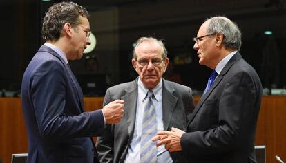 El holandés Jeroen Dijsselbloem, a la izquierda, habla con el italiano Pier Carlo Padoan, en el centro, y el maltés Edward Scicluna, a la derecha, antes de la reunión del Eurofin.