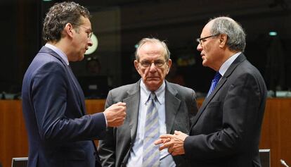 El holand&eacute;s Jeroen Dijsselbloem, a la izquierda, habla con el italiano  Pier Carlo Padoan, en el centro, y el malt&eacute;s Edward Scicluna, a la derecha, antes de la reuni&oacute;n del Eurofin.