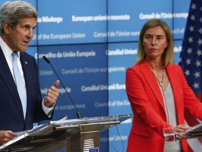 La alta representante de la UE para la Pol&iacute;tica Exterior, Federica Mogherini (d), y el secretario de Estado de EEUU, John Kerry, ofrecen una rueda de prensa despu&eacute;s de un desayuno de trabajo antes del Consejo de Ministros de Exteriores de la UE en Bruselas, hoy, 18 de julio de 2016. 