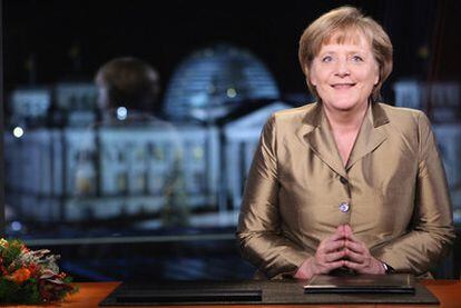 La canciller alemana, Angela Merkel, se dirige a los alemanes en su discurso de año nuevo, en Berlín.
