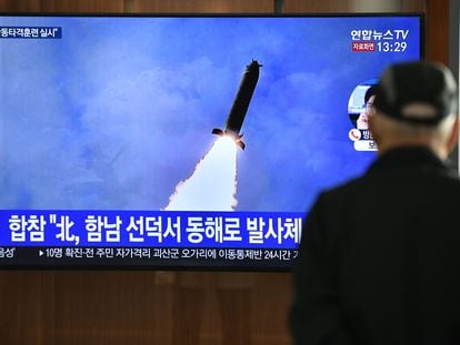 Un hombre en Seúl (Corea del Sur) observa en televisión el lanzamiento de un misil balístico norcoreano.