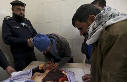 Miembros de la familia del joven de 17 a&ntilde;os Samer Ahmed Abed-Alrahim, lloran a su cuerpo sin vida del muchacho en un hospital en Ramala.