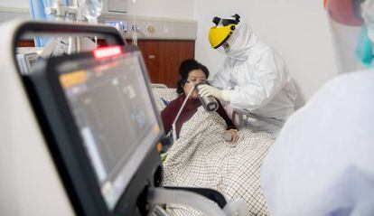 Una paciente tratada por coronavirus, este jueves en un hospital de Wuhan.