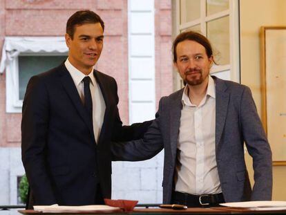 El presidente del Gobierno, Pedro Sánchez, y el secretario general de Podemos, Pablo Iglesias, en la firma del acuerdo de Presupuestos el pasado septiembre. 