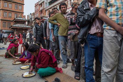 En Katmandú, la población intenta volver a la normalidad. De momento no hay desabastecimiento de comida (básicamente se puede conseguir arroz y fideos) ni de agua, el 28 de abril de 2015.