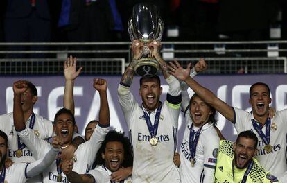 Sergio Ramos levanta el trofeo