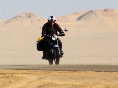 En moto por la desértica península Río de Oro (Sáhara Occidental).