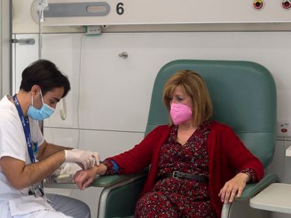 Un enfermero pone una vía a María Belén Villalonga, paciente con cáncer de páncreas, para administrarle quimioterapia en el Hospital Vall d'Hebron de Barcelona.