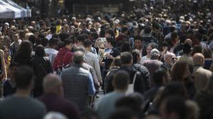 Aspecto de la jornada de Sant Jordi del año pasado en La Rambla de Barcelona.