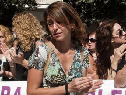 EL PAÍS reconstruye con testimonios de allegados a la pareja la historia de la granadina declarada en busca y captura por la justicia tras negarse a entregar a sus dos hijos