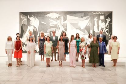 La reina Letizia y la mujer del presidente del Gobierno, Begoña Gómez, posan con el resto de los acompañantes de los mandatarios que asisten a la cumbre de la OTAN junto al 'Guernica' de Picasso, en su visita al Museo Nacional de Arte Reina Sofía.

