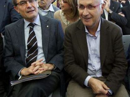 El presidente de la Generalitat y candidato, Artur Mas (i), junto a Josep Antoni Duran Lleida durante un acto en el Moll de Llevant de Barcelona, donde Mas ha presentado hoy su programa electoral.