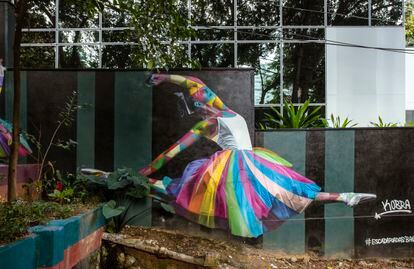 Una bailarina de ballet pintada por Kobra, pionero de las medianeras y uno de los grafiteros brasileños más conocidos en el mundo. Tiene obra en los cinco continentes (incluido un colorido retrato de Dalí en Murcia).