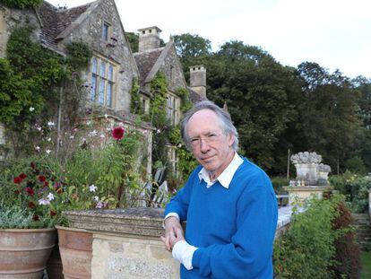 Ian McEwan, en su casa de la región inglesa de los Cotswolds, este martes después de la entrevista con EL PAÍS