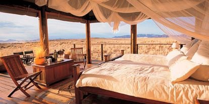 El Dunes Lodge en Namibia está encaramado en lo alto de una meseta de dunas, con vistas panorámicas en todas direcciones para capturar la belleza del desierto.