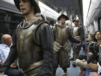 Soldados de época en el metro promocionando 'Mar i cel'.