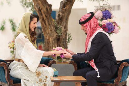 Imagen oficial del principe Husein, y su prometida, Rajwa Khaled bin Musaed bin Saif, posando durante su ceremonia de compromiso, celebrada en agosto en Amán (Jordania).