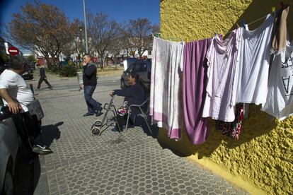 Cuatro vecinos de el barrio de 'Los Pajaritos' de Sevilla, una de las zonas de menos renta por hogar de España