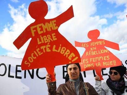 Dos mujeres en una manifestación contra la violencia machista en Marsella. 