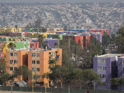 Edificios multicolores en un fraccionamiento de Tijuana.