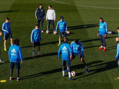 Los jugadores del Madrid durante el entrenamiento previo a la Copa. 