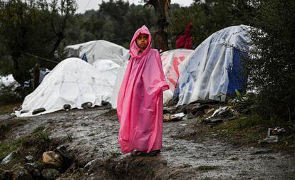 Una niña bajo la lluvia en el campo de refugiados de Moria, en la isla griega de Lesbos, el pasado 26 de noviembre. ARIS MESSINIS (AFP / GETTY IMAGES)