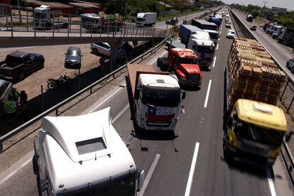 Decenas de camiones bloquean una carretera de acceso a Santiago de Chile para reclamar por el alza del precio de los combustibles, el 21 de noviembre de 2022.