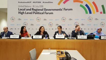 Ada Colau, tercera por la derecha, durante el foro ‘Local and Regional Governements’, en Nueva York.