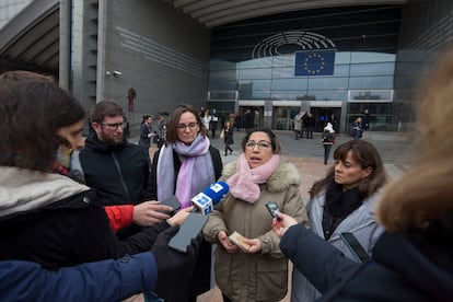Representantes de la plataforma Luz Ya para la Cañada Real ante el Parlamento Europeo en Bruselas, este martes.