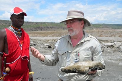 地质学家胡安·曼努埃尔·加西亚·鲁伊斯和马赛族向导卢卡斯·索索伊卡正在肯尼亚马加迪湖探险。