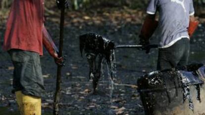 Trabajadores limpian en 2007 en Taracoa (Ecuador) la zona afectada por el vertido de Texaco.