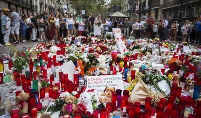 Turistas y barceloneses depositan flores en homenaje a las v&iacute;ctimas del atentado terrorista en Barcelona.