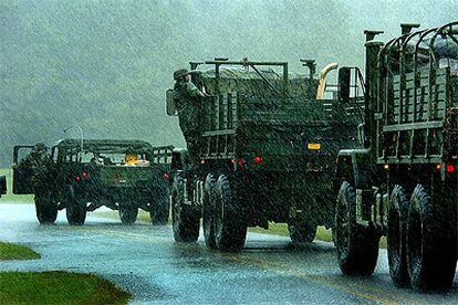 Miembros de la Guardia Nacional de Carolina del norte se preparan ante la llegada del huracán Ophelia.