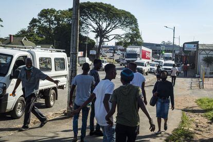 Un grupo de chicos jóvenes camina por la calle principal de Eshowe. Esta ciudad se encuentra a dos horas en coche del aeropuerto de Durban, capital de Kwazulu Natal, en el sureste de Sudáfrica y es la principal ciudad de la región de uMlalazi. Es una zona eminentemente rural, con una población de unos 215.000 habitantes, de los que 14.000 están en el núcleo urbano.