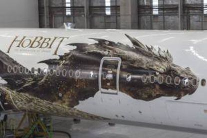 La aerolínea neozelandesa Air New Zealand presentó hoy en la ciudad de Auckland un avión Boeing 777-300 con la imagen en ambos lados del mítico dragón Smaug, la estrella de la segunda entrega de la trilogía cinematográfica "El Hobbit".